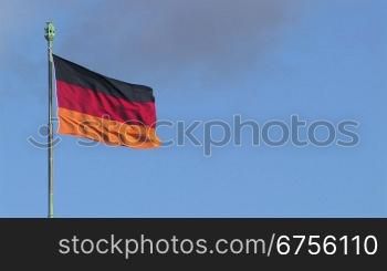 Die Flagge der Bundesrepublik Deutschland vor blauem Himmel.
