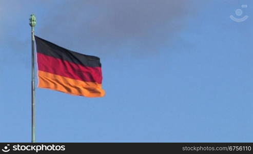 Die Flagge der Bundesrepublik Deutschland vor blauem Himmel.