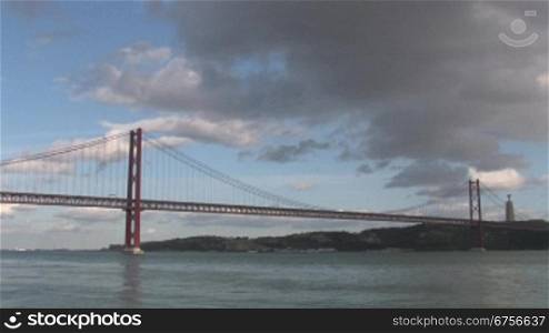 Die Ponte 25 de Abril (deutsch: Brncke des 25. April) ist ein 3,2 Kilometer langer Brnckenzug in Portugal mit einer 2278 Meter langen HSngebrncke nber den Fluss Tejo