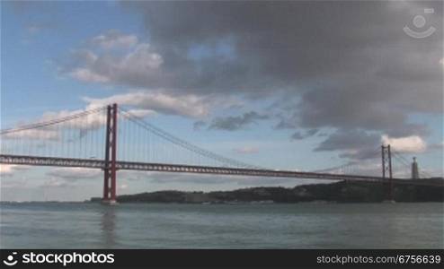 Die Ponte 25 de Abril (deutsch: Brncke des 25. April) ist ein 3,2 Kilometer langer Brnckenzug in Portugal mit einer 2278 Meter langen HSngebrncke nber den Fluss Tejo