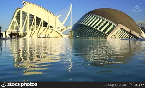 Die Stadt der Kunste und der Wissenschaften in Valencia, Spanien, Europa an einem sonnigen Sommertag mit blauem Himmel