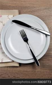 Dining etiquette - I still eat, Resting position. Fork and knife signals with location of cutlery set