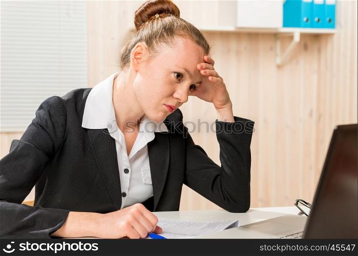 disappointed woman looking for a Financial Analyst error reports