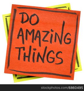 Do amazing things inspirational reminder - handwriting in black ink on a sticky note