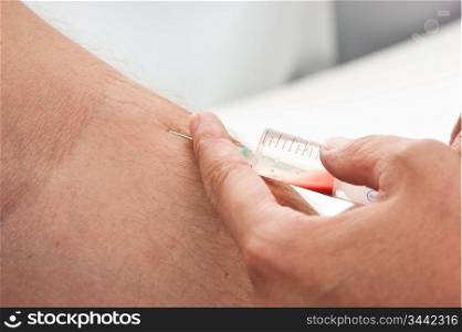 doc makes the patient an injection into a vein