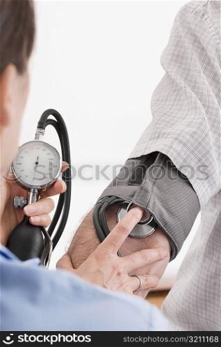 Doctor checking a patient&acute;s blood pressure