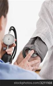 Doctor checking a patient&acute;s blood pressure
