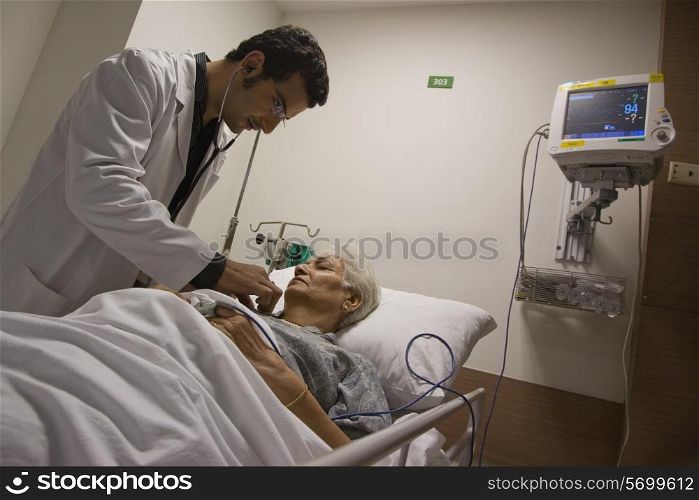 Doctor checking patient&rsquo;s heartbeat