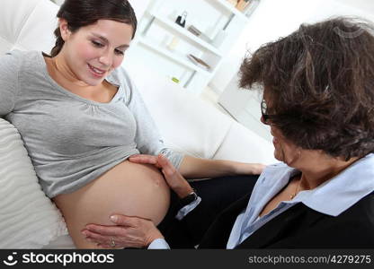 Doctor checking pregnant lady&acute;s progress
