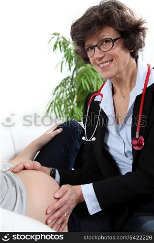 Doctor consulting with a pregnant woman