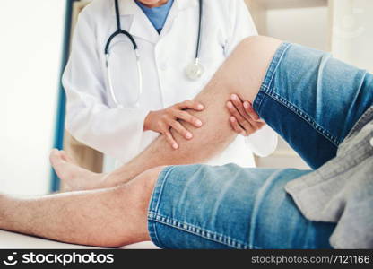 Doctor consulting with patient Knee problems Physical therapy concept