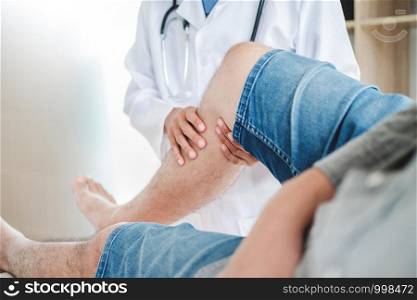 Doctor consulting with patient Knee problems Physical therapy concept