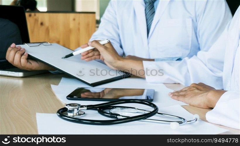 Doctor hea<hcare. Professional medical doctor in white uniform gown coat∫erview consu<ing patient reassuring his ma≤patient helπng hand.