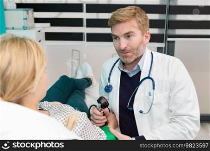 doctor telling diagnosis to patient