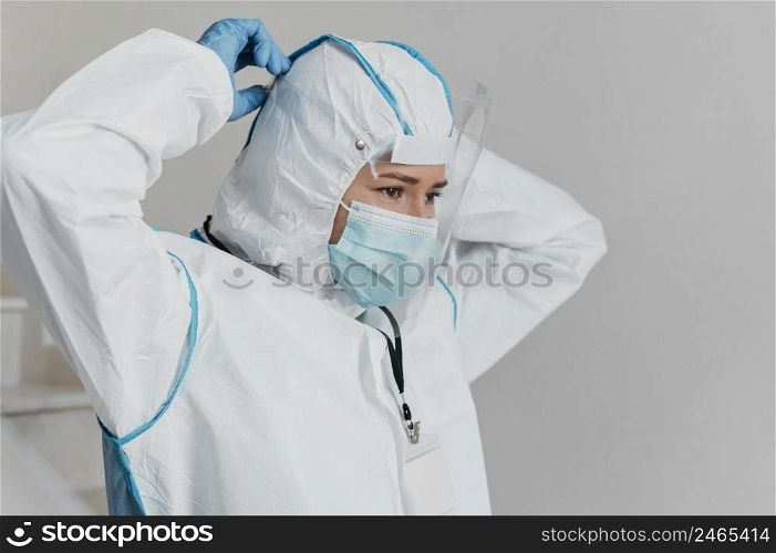 doctor wearing virus prevention equipment 2