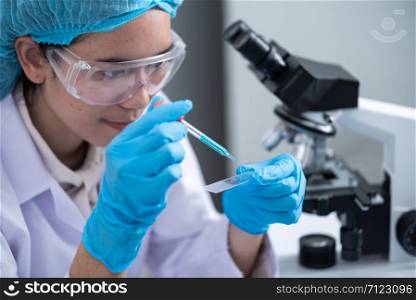 Doctors are diagnosed in the laboratory. With microscopy