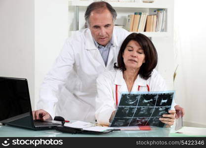 Doctors discussing an xray