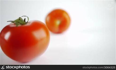 dolly moves slowly from a fresh tomato to an old tomato with wrinkles, Kamerfahrt von einer frischen Tomate zu einer alten faltigen Tomate