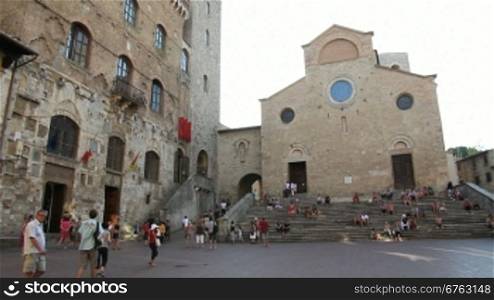 Dom und Fassaden an der Piazza della Cisterna