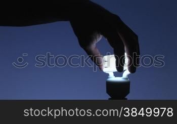 Doppelwendel-Energiesparlampe eindrehen, Blauer Hintergrund