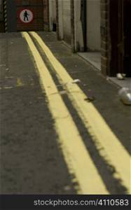 Double yellow line in blind alley