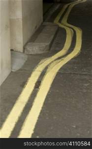 Double yellow line in narrow alley