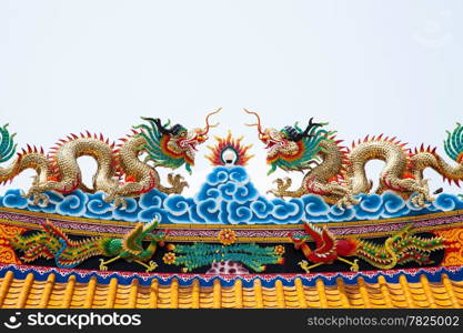 Dragon statue roof. Dragon sculpture on the roof of the two colors. Behind the scenes of white.