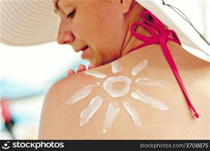 Drawn sun sun cream on his shoulder a beautiful young woman