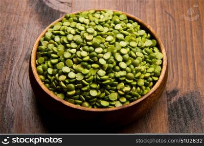 dried peas on wood bowl