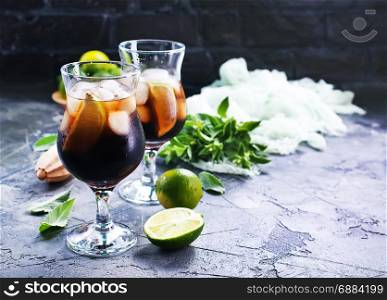 drink with ice , lime and fresh mint