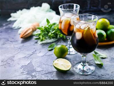 drink with ice , lime and fresh mint