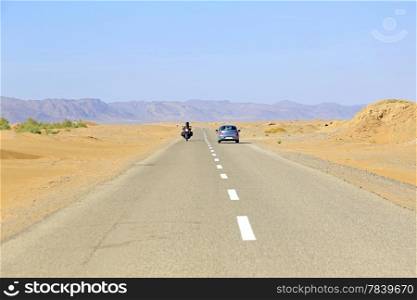 Driving through the Sahara Desert in Maroc