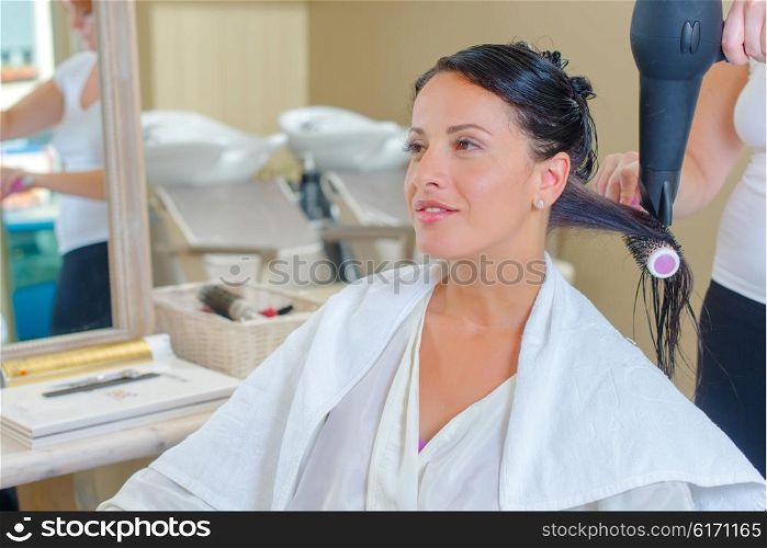 Drying a customer&rsquo;s hair