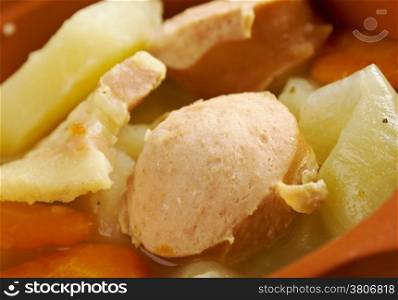 Dublin coddle - Irish dish which , of roughly sliced pork sausages and rashers with sliced potatoes and onions.