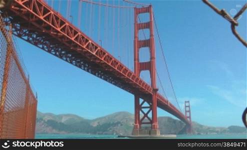 Durch Zaunloch gefilmte Aufnahme der Golden Gate Brncke.