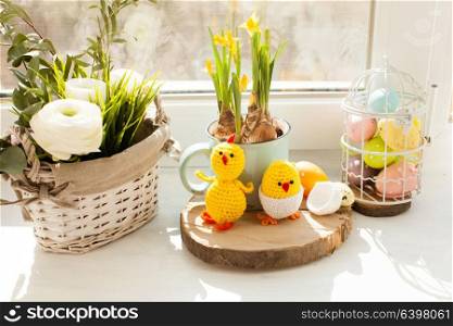 Easter decorations - crochet chicks from the egg shell. Easter textile basket
