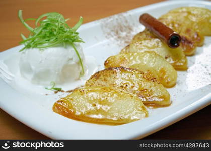 Easy dessert apples baked with ice cream