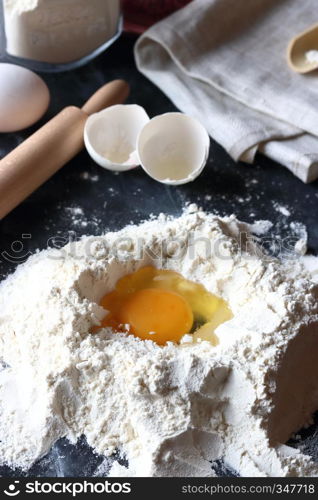 Egg with flour, preparation of the dough
