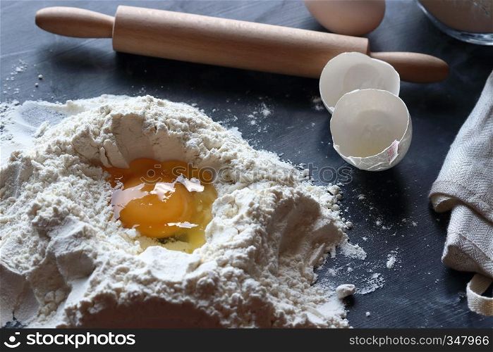 Egg with flour, preparation of the dough