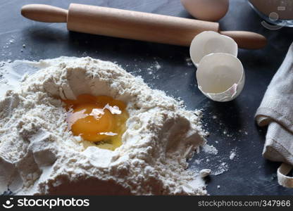 Egg with flour, preparation of the dough