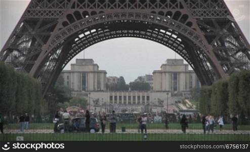 Eiffelturm, Paris, Frankreich, vertikaler Schwenk aufwSrts
