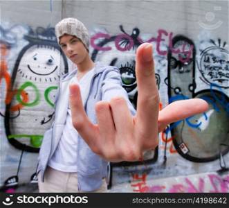 Ein cool blickender Jugendlicher Mann vor Graffiti