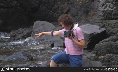 Ein Fotograf, der in der Natur nach einer sch?nen Aufnahme sucht.