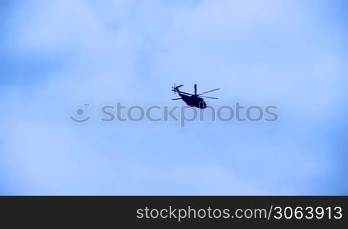 Ein Helikopter vom Typ Blackhawk bei einer Observeration in der Luft, dreht sich einmal um die eigene Achse