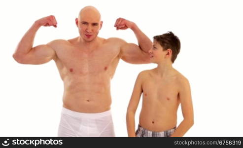 Ein Junge schaut bewundernd auf die Muskeln eines Bodybuilders. A boy looks admiring at the muscles of a bodybuilder.