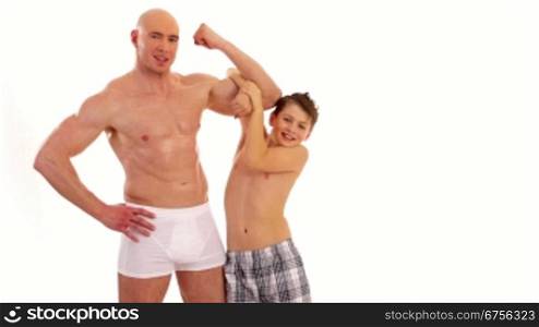 Ein Junge schaut bewundernd auf die Muskeln eines Bodybuilders. A boy looks admiring at the muscles of a bodybuilder.