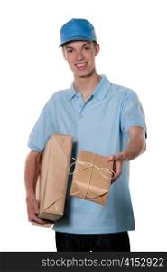 Ein junger Mann von Botendienst bringt Paket