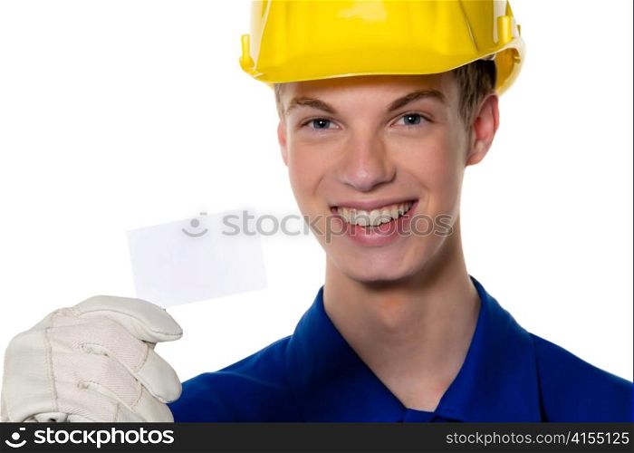 Ein Lehrling / Azubi. Bauarbeiter auf Baustelle mit Helm.