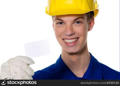 Ein Lehrling / Azubi. Bauarbeiter auf Baustelle mit Helm.