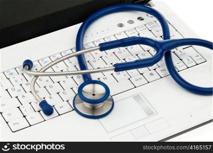 Ein Stethoskop liegt auf der Tastatur eines Computers. Verrechnung und Organisation bei Arzten.